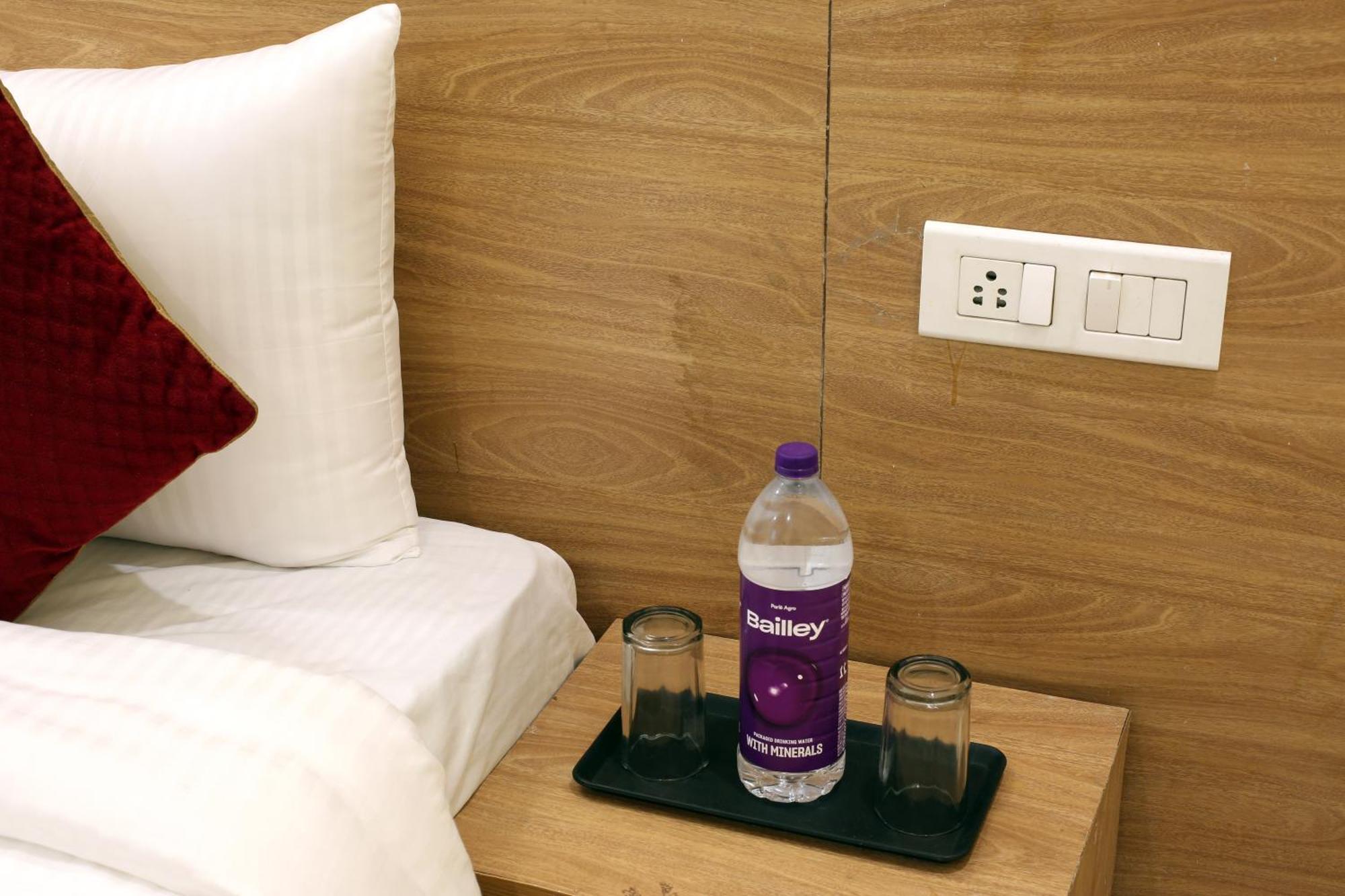 Hotel Lemon Suites & Banquet Noida Sector 62 Exterior photo