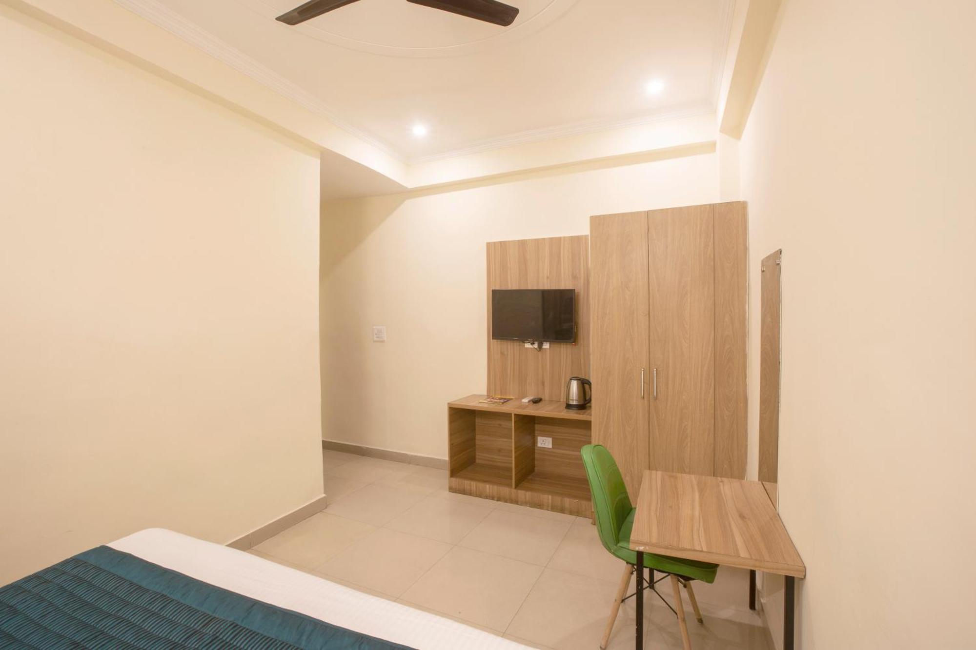 Hotel Lemon Suites & Banquet Noida Sector 62 Exterior photo